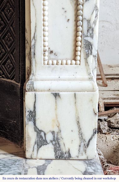Petite cheminée de style Louis XVI perlée en marbre brechique-8