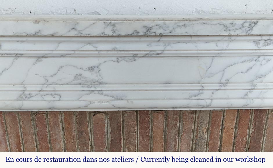 Cheminée de style Louis XVI légèrement galbés en marbre de Carrare veiné-1