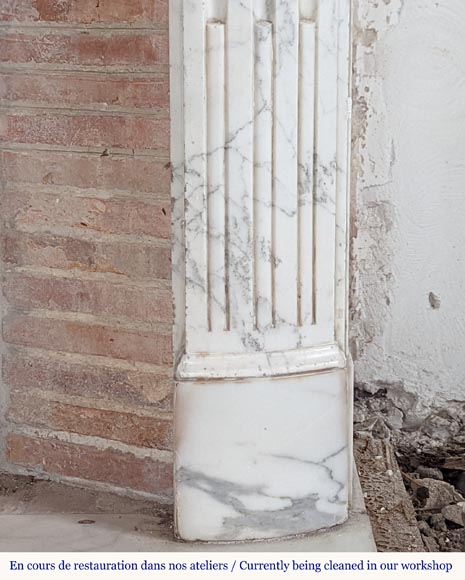 Cheminée de style Louis XVI légèrement galbés en marbre de Carrare veiné-7