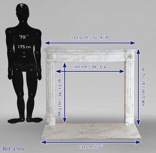 Cheminée de style Louis XVI légèrement galbés en marbre de Carrare veiné-10