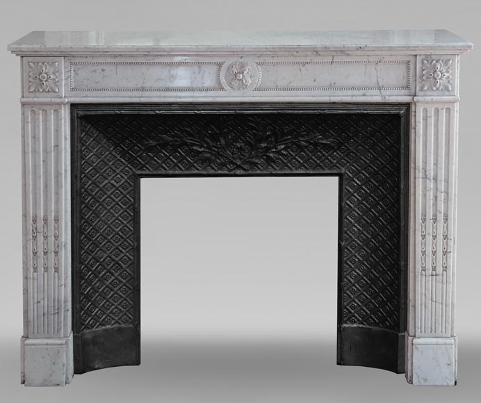 Cheminée de style Louis XVI en marbre de Carrare aux rosaces -0
