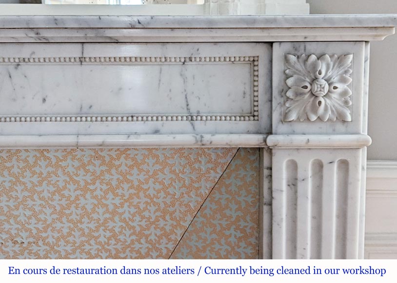 Cheminée de style Louis XVI en marbre de Carrare aux rosaces -7