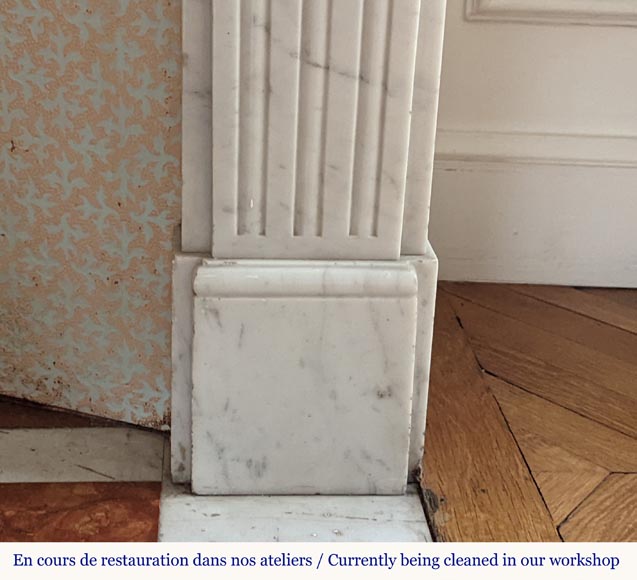 Cheminée de style Louis XVI en marbre de Carrare aux rosaces -8