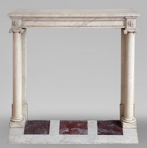 Cheminée d'époque Louis XVI en marbre statuaire à colonnes détachées-0