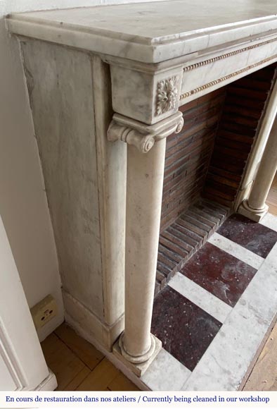 Cheminée d'époque Louis XVI en marbre statuaire à colonnes détachées-4