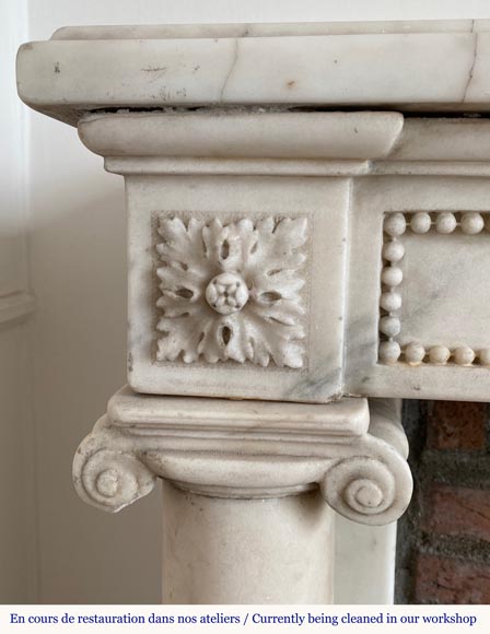 Cheminée d'époque Louis XVI en marbre statuaire à colonnes détachées-5