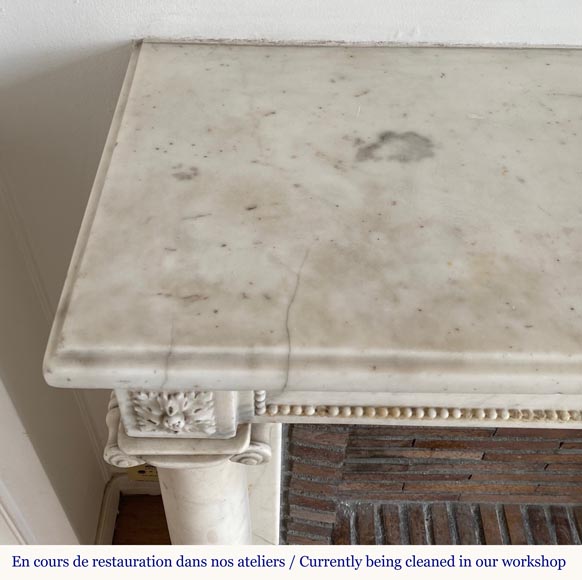 Cheminée d'époque Louis XVI en marbre statuaire à colonnes détachées-10