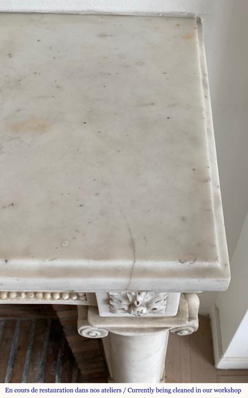 Cheminée d'époque Louis XVI en marbre statuaire à colonnes détachées-11