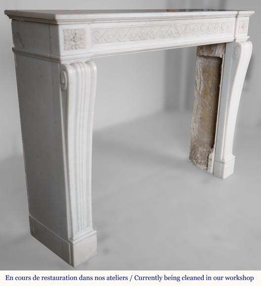 Cheminée en marbre de Carrare semi-statuaire de style Louis XVI à la frise de postes-4