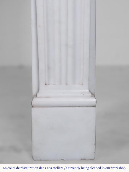 Cheminée en marbre de Carrare semi-statuaire de style Louis XVI à la frise de postes-9