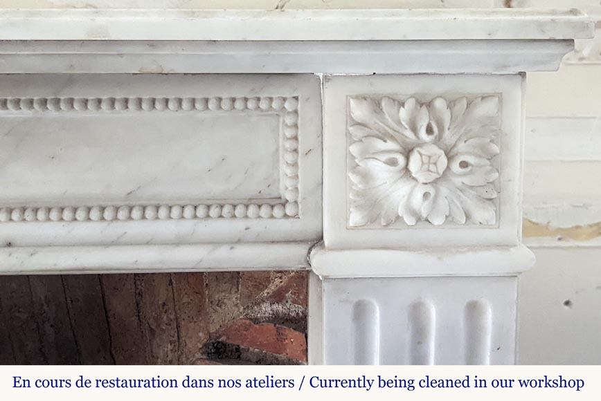 Cheminée de style Louis XVI en marbre demi statuaire aux rosaces-6