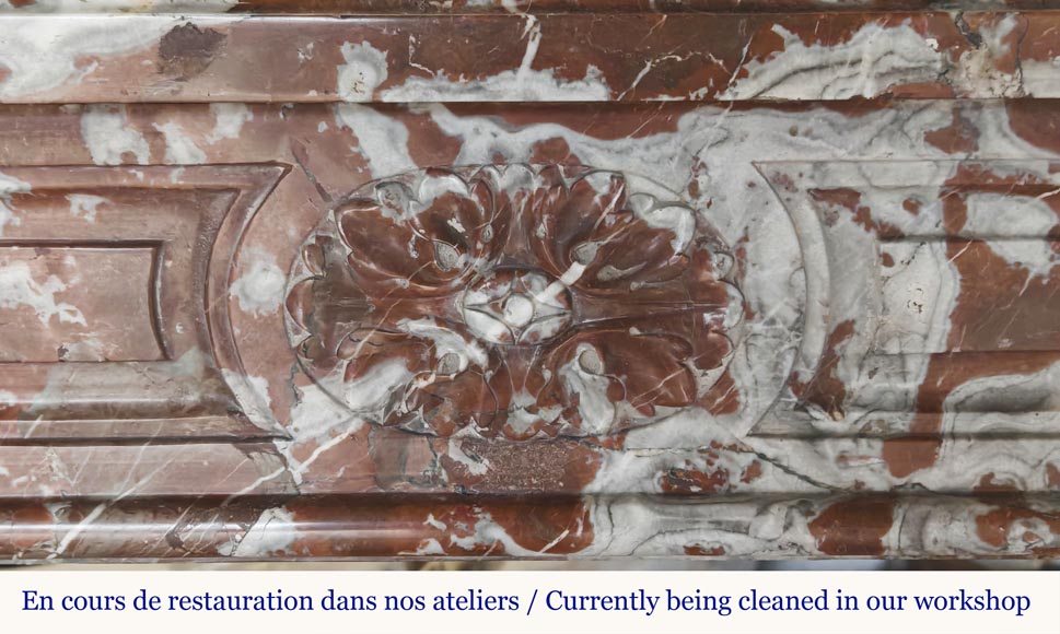 Cheminée de style Louis XVI légèrement galbée, en marbre Rouge du Nord Cheminée de style Louis XVI légèrement galbée, en marbre Rouge du Nord-1