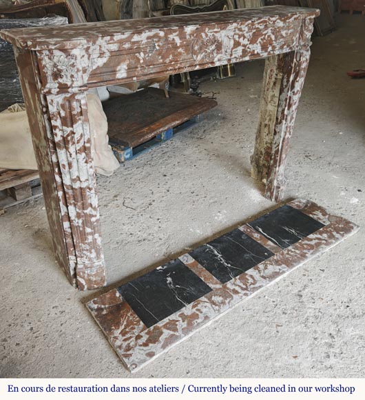 Cheminée de style Louis XVI légèrement galbée, en marbre Rouge du Nord Cheminée de style Louis XVI légèrement galbée, en marbre Rouge du Nord-3