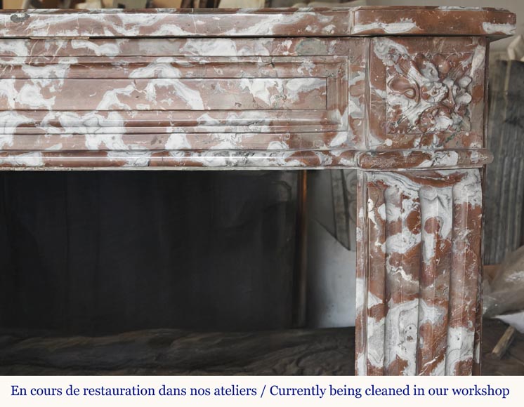 Cheminée de style Louis XVI légèrement galbée, en marbre Rouge du Nord Cheminée de style Louis XVI légèrement galbée, en marbre Rouge du Nord-8