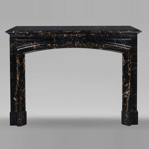 Cheminée de style Louis XIV en marbre Portor, à boudin et bandeau arrondie