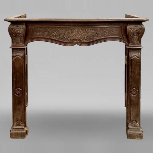 Cheminée en chêne d'époque Louis XV