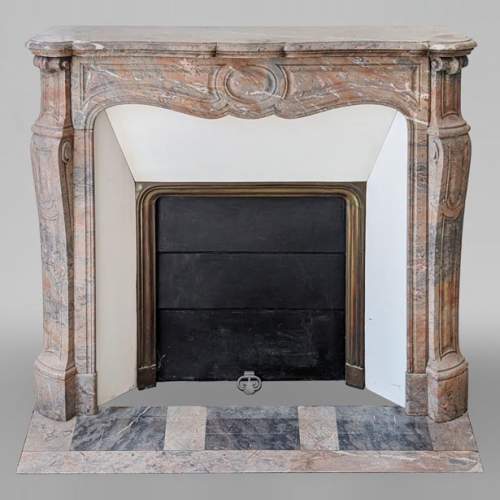 Cheminée ancienne de style Louis XV, modèle Pompadour, en marbre Enjugerais
