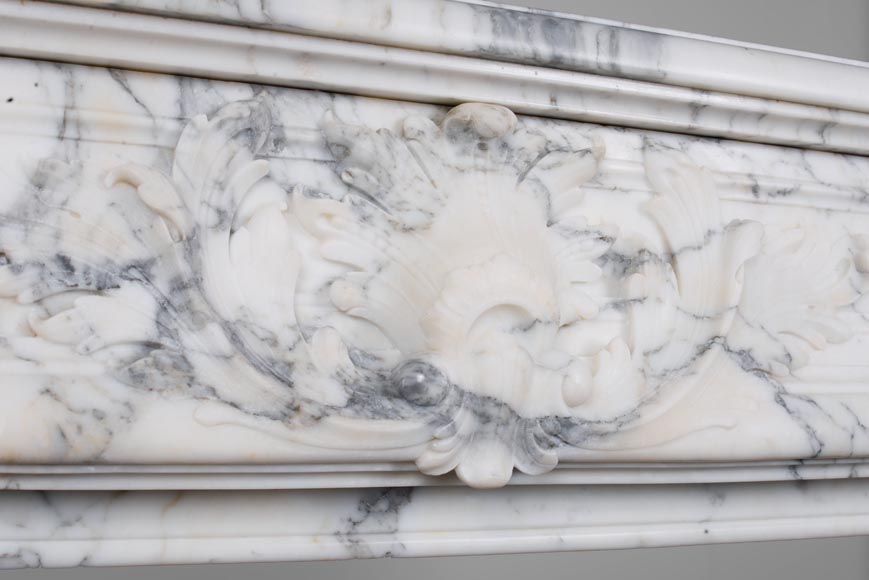 Belle Cheminée de style Régence à palmette en marbre Arabescato-3