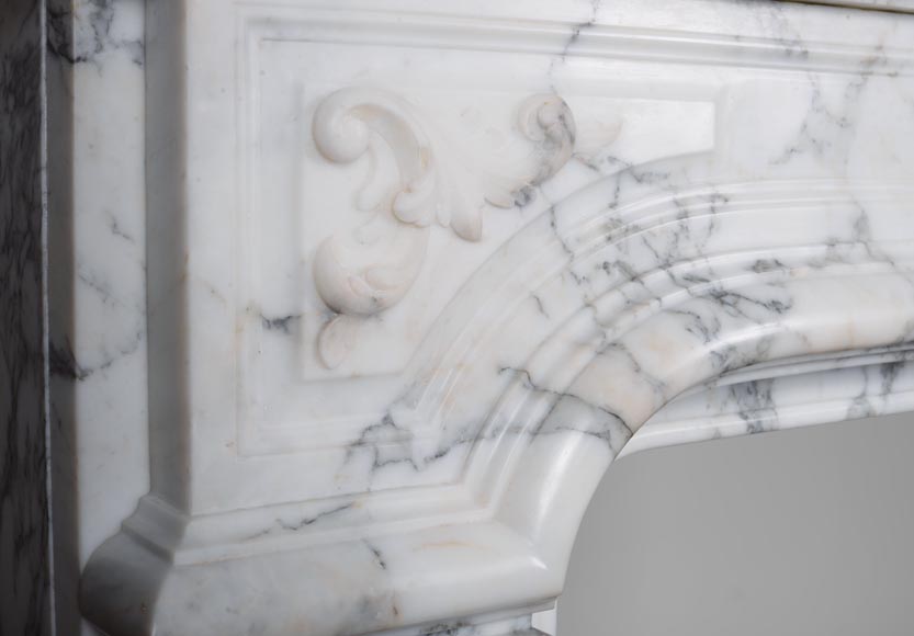 Belle Cheminée de style Régence à palmette en marbre Arabescato-5