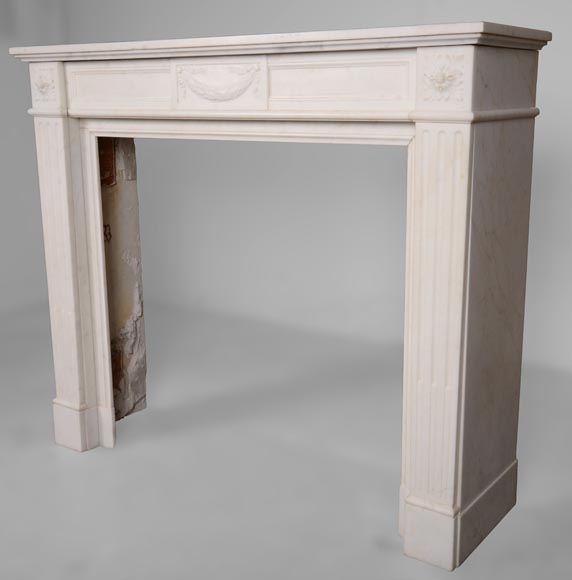 Cheminée de style Louis XVI en marbre blanc veiné ornée d'une guirlande-5