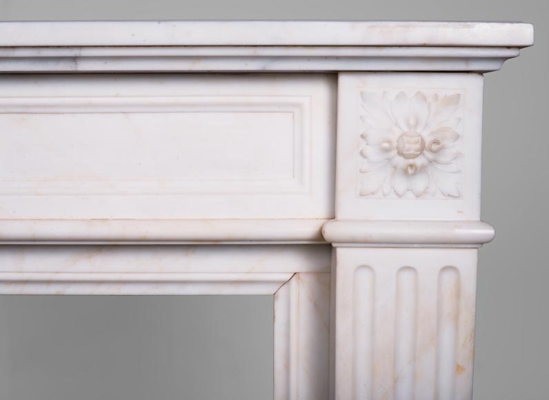 Cheminée de style Louis XVI en marbre blanc veiné ornée d'une guirlande-6