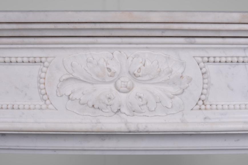 Cheminée de style Louis XVI en marbre de Carrare-1