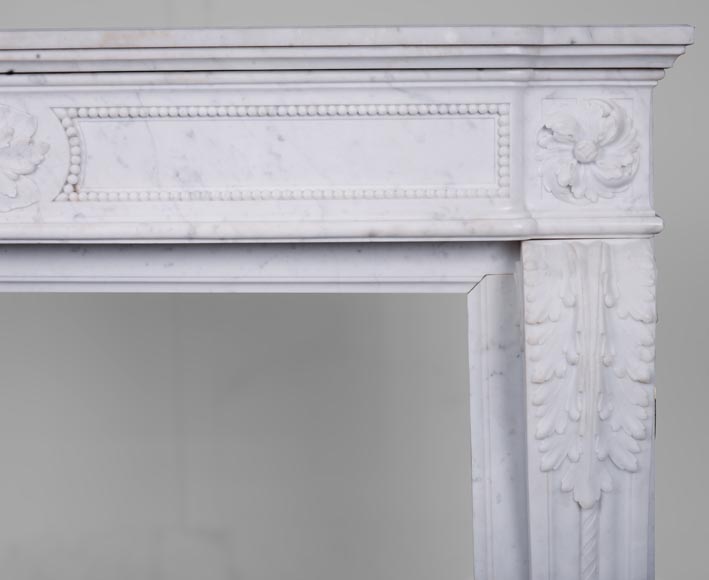Cheminée de style Louis XVI en marbre de Carrare-8