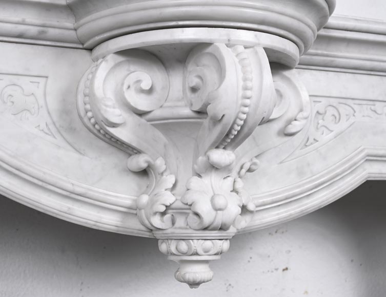 Cheminée de style Napoléon III en marbre de Carrare richement sculptée, décorée d'une tête de lion-2