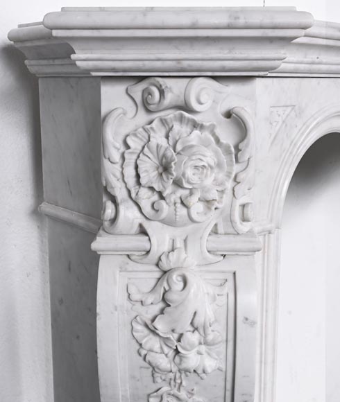Cheminée de style Napoléon III en marbre de Carrare richement sculptée, décorée d'une tête de lion-5