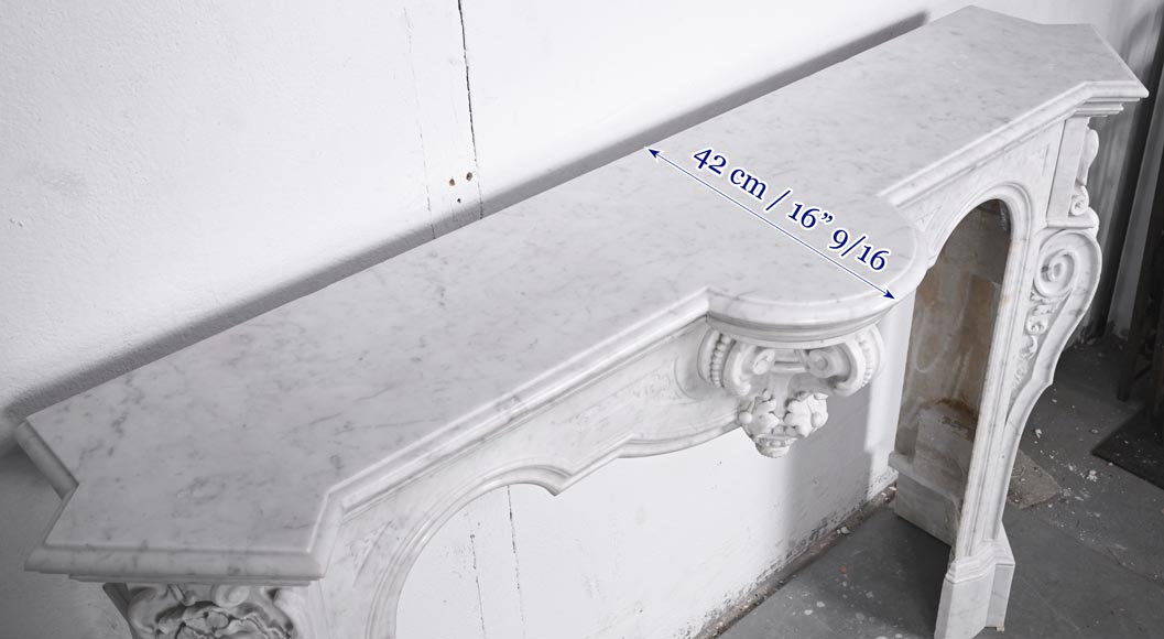 Cheminée de style Napoléon III en marbre de Carrare richement sculptée, décorée d'une tête de lion-13