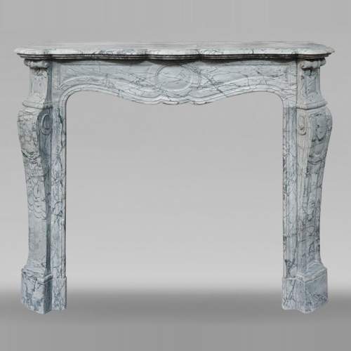 Cheminée de style Louis XV modèle Pompadour en marbre bleu fleuri