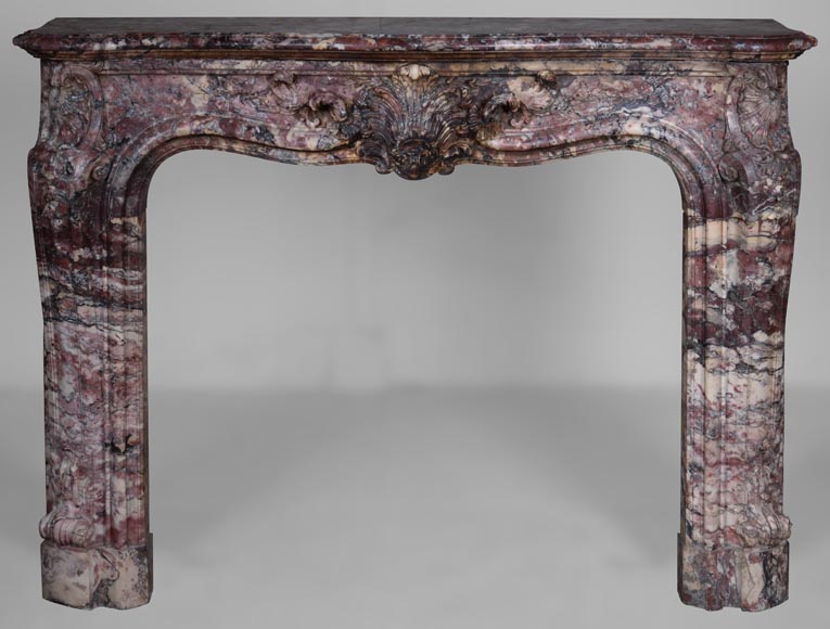 Importante cheminée de style Louis XV ornée d'une feuillette, réalisé en marbre Fleur de Pêcher-0