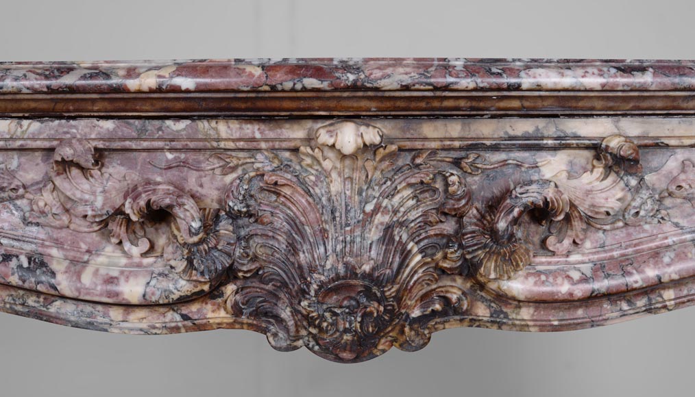 Importante cheminée de style Louis XV ornée d'une feuillette, réalisé en marbre Fleur de Pêcher-1
