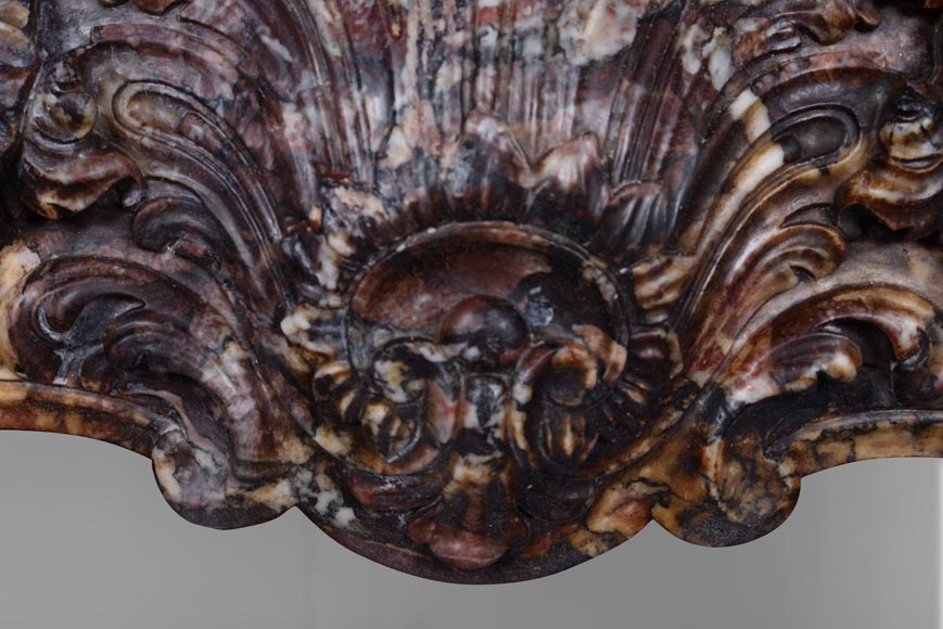 Importante cheminée de style Louis XV ornée d'une feuillette, réalisé en marbre Fleur de Pêcher-2