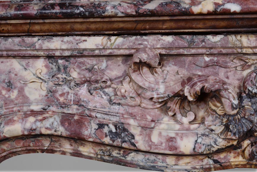 Importante cheminée de style Louis XV ornée d'une feuillette, réalisé en marbre Fleur de Pêcher-3