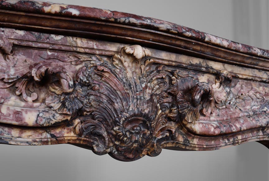 Importante cheminée de style Louis XV ornée d'une feuillette, réalisé en marbre Fleur de Pêcher-4