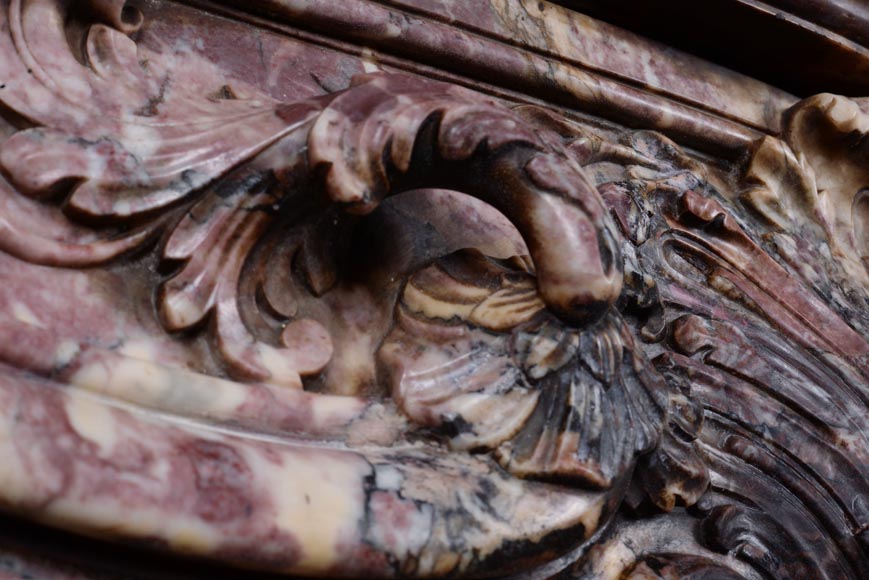 Importante cheminée de style Louis XV ornée d'une feuillette, réalisé en marbre Fleur de Pêcher-5