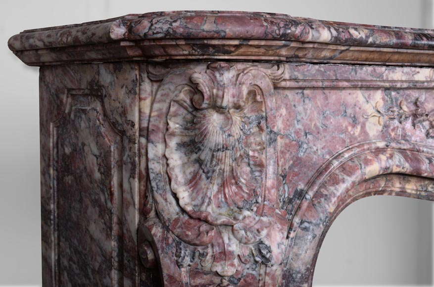 Importante cheminée de style Louis XV ornée d'une feuillette, réalisé en marbre Fleur de Pêcher-7