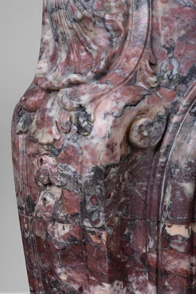 Importante cheminée de style Louis XV ornée d'une feuillette, réalisé en marbre Fleur de Pêcher-8