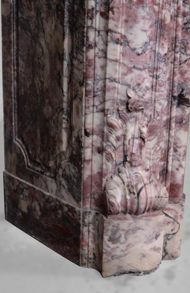 Importante cheminée de style Louis XV ornée d'une feuillette, réalisé en marbre Fleur de Pêcher-9