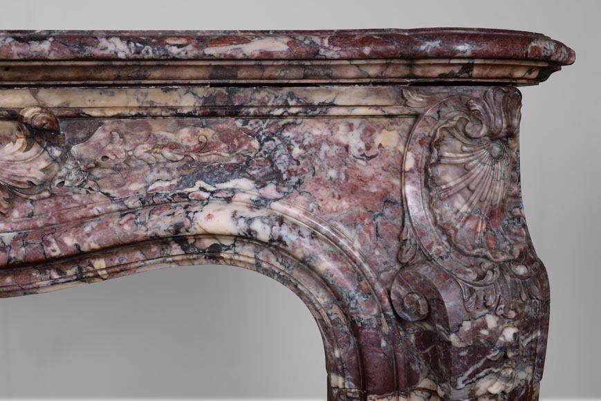 Importante cheminée de style Louis XV ornée d'une feuillette, réalisé en marbre Fleur de Pêcher-11