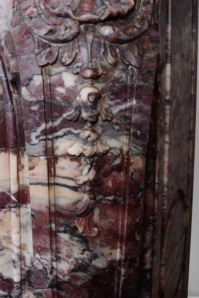 Importante cheminée de style Louis XV ornée d'une feuillette, réalisé en marbre Fleur de Pêcher-12