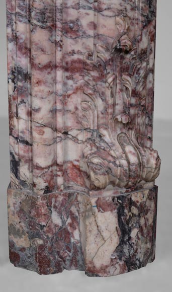 Importante cheminée de style Louis XV ornée d'une feuillette, réalisé en marbre Fleur de Pêcher-13