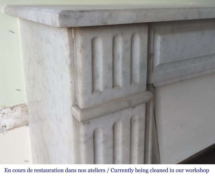 Cheminée de style Louis XVI en marbre de Carrare-3