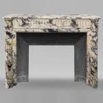 Cheminée de style Louis XVI à demi-colonnes et rudentures en Brèche Violette