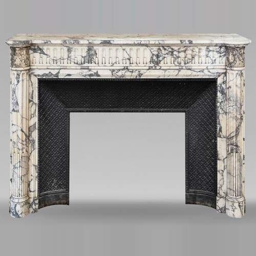 Cheminée de style Louis XVI à demi-colonnes et rudentures en marbre Arabescato