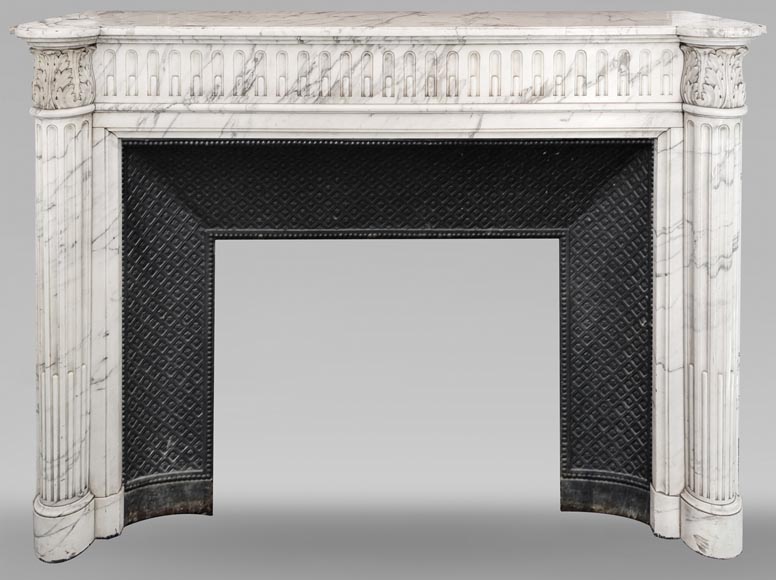 Cheminée de style Louis XVI à demi-colonnes et rudenture en marbre de Carrare-0