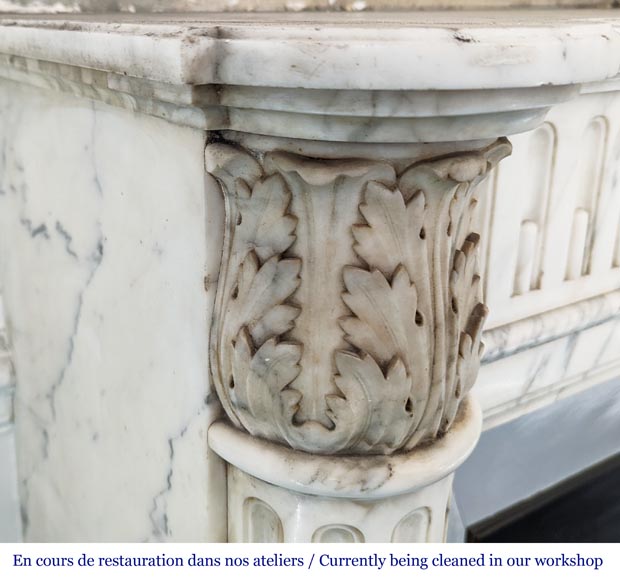 Cheminée de style Louis XVI à demi-colonnes et rudenture en marbre de Carrare-2