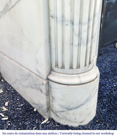 Cheminée de style Louis XVI à demi-colonnes et rudenture en marbre de Carrare-3