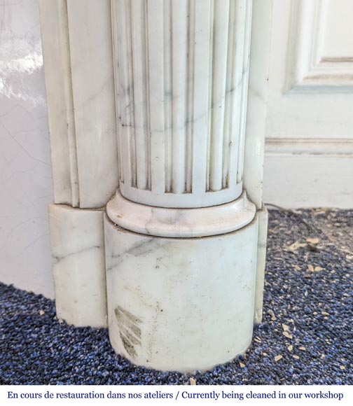 Cheminée de style Louis XVI à demi-colonnes et rudenture en marbre de Carrare-5